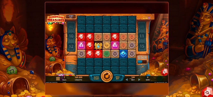 Основное игровое поле Mummyland Treasures с египетскими символами и пирамидами на заднем плане