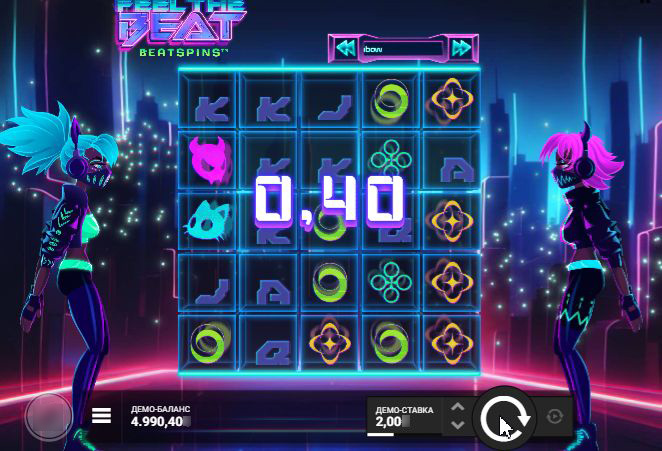 Крупный выигрыш: экран усыпан вайлдами и множителями, неоновые отблески на фоне