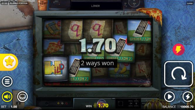 Игровое поле слота Loner с символом одиночки на диване