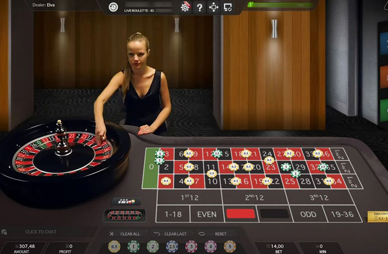 Русскоязычный дилер за столом рулетки в онлайн казино