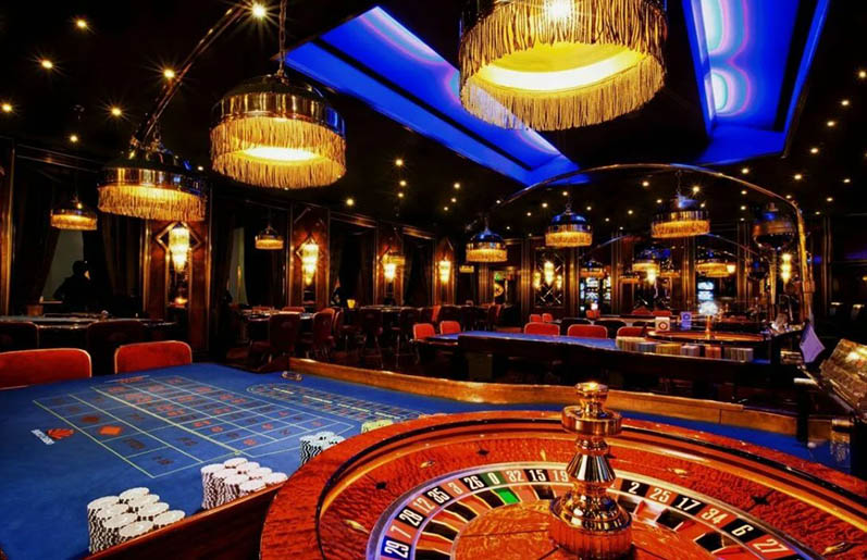 Игровой зал наземного казино с роскошной отделкой и столами